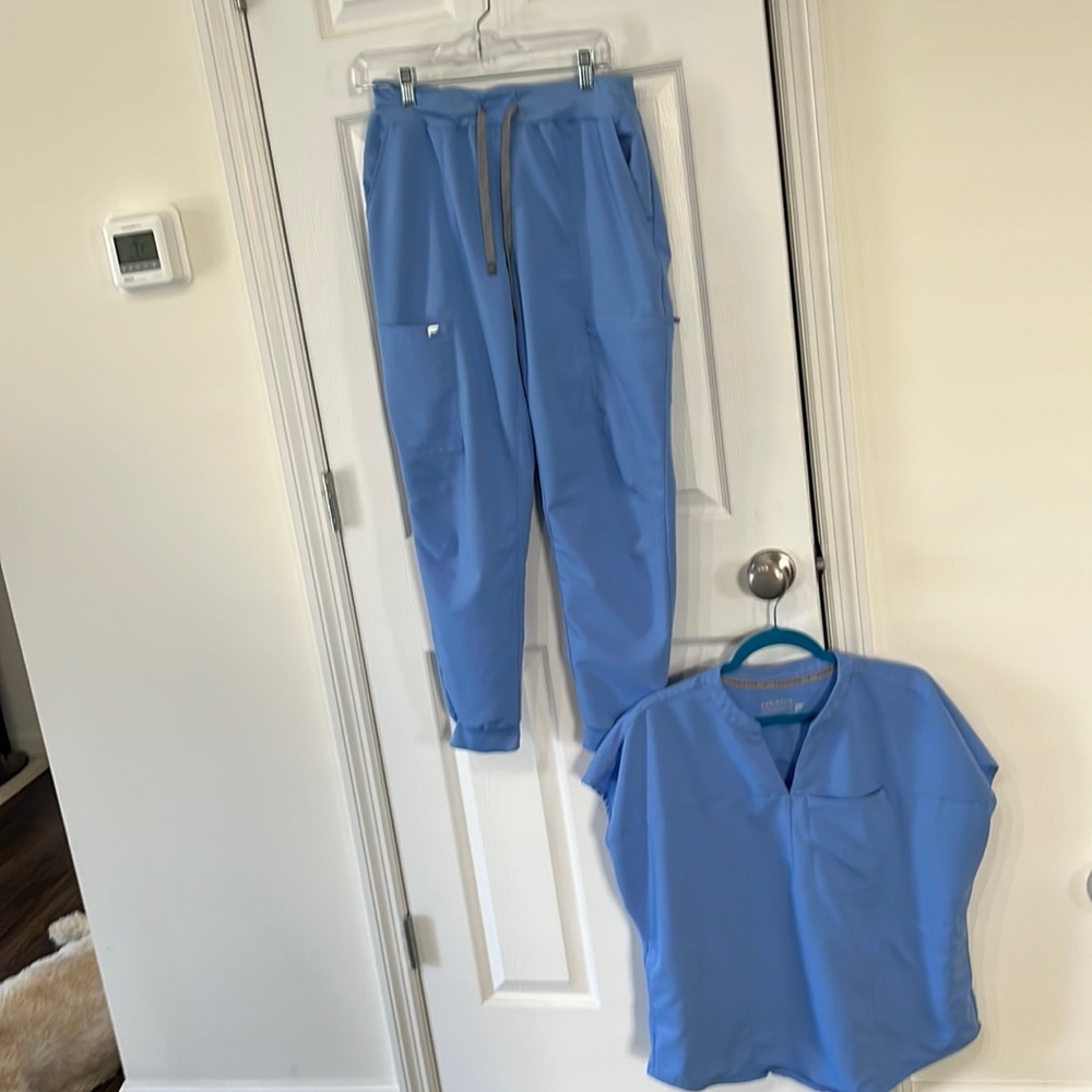 Fabletics ceil blue 2 piece scrub set